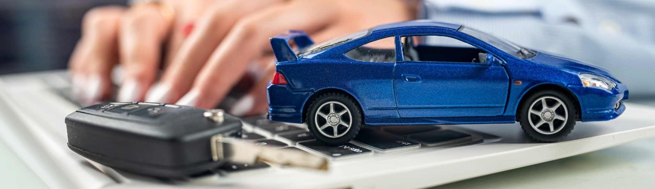 Car key and a blue car on the laptop