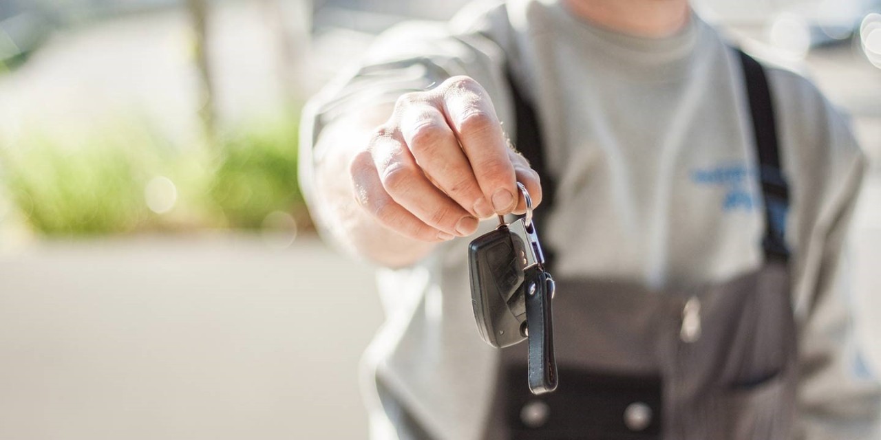  car key on hand