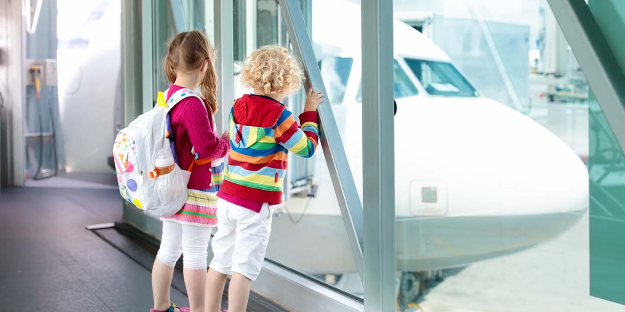  2 kids seeing the airplane 