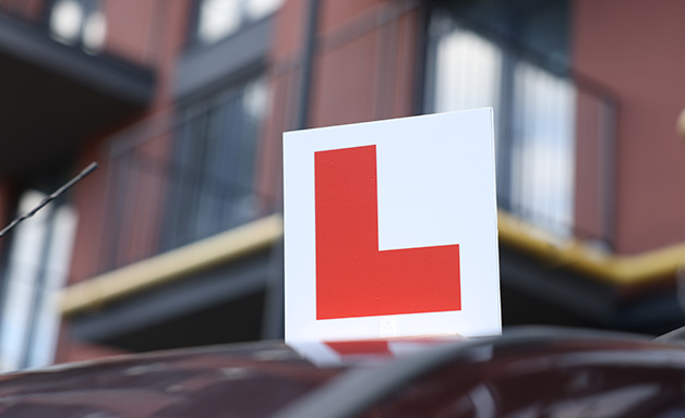 Vehicle rooftop red learner plate with letter L